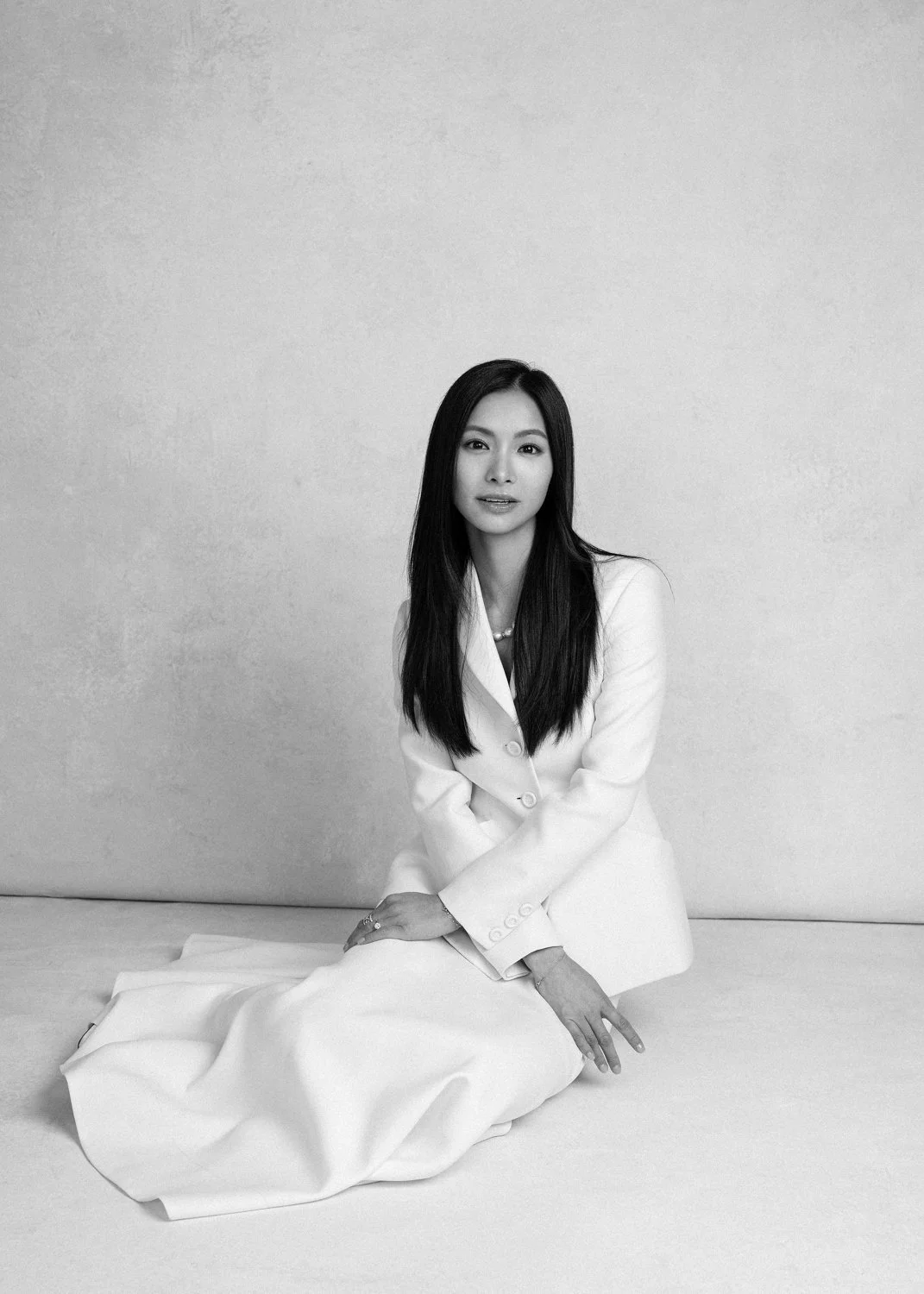 Timeless fashion editorial style pre-wedding photography photographed by Kay Lai Studio in Hong Kong. 香港Kay Lai Studio時尚風格婚紗攝影，簡約高級耐看。