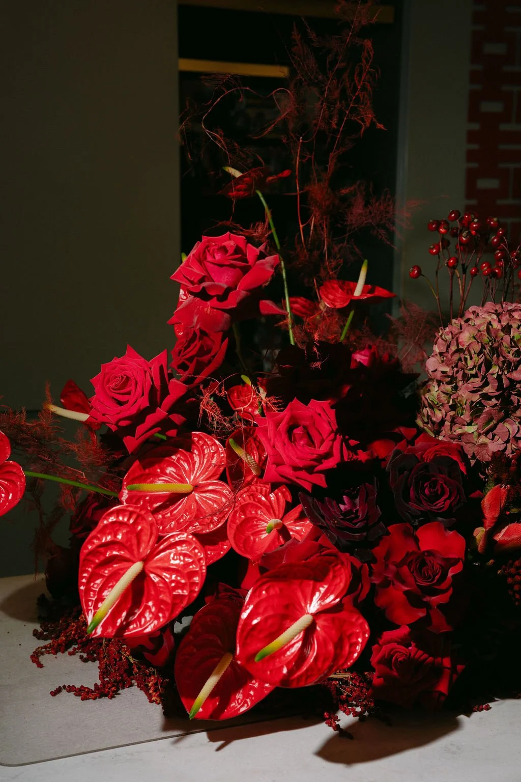 Timeless fashion editorial style wedding day photography photographed by Kay Lai Studio in Hong Kong. 香港Kay Lai Studio時尚風格婚禮攝影，簡約高級耐看。