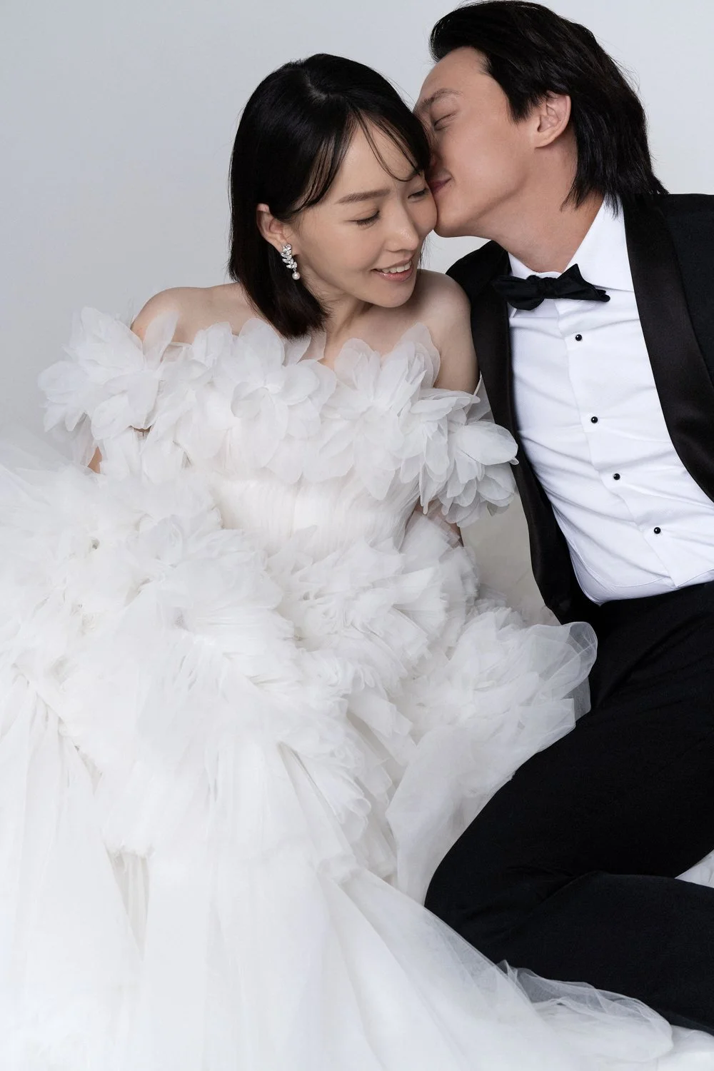 Timeless fashion editorial style pre-wedding photography photographed by Kay Lai Studio in Hong Kong. 香港Kay Lai Studio時尚風格婚紗攝影，簡約高級耐看。