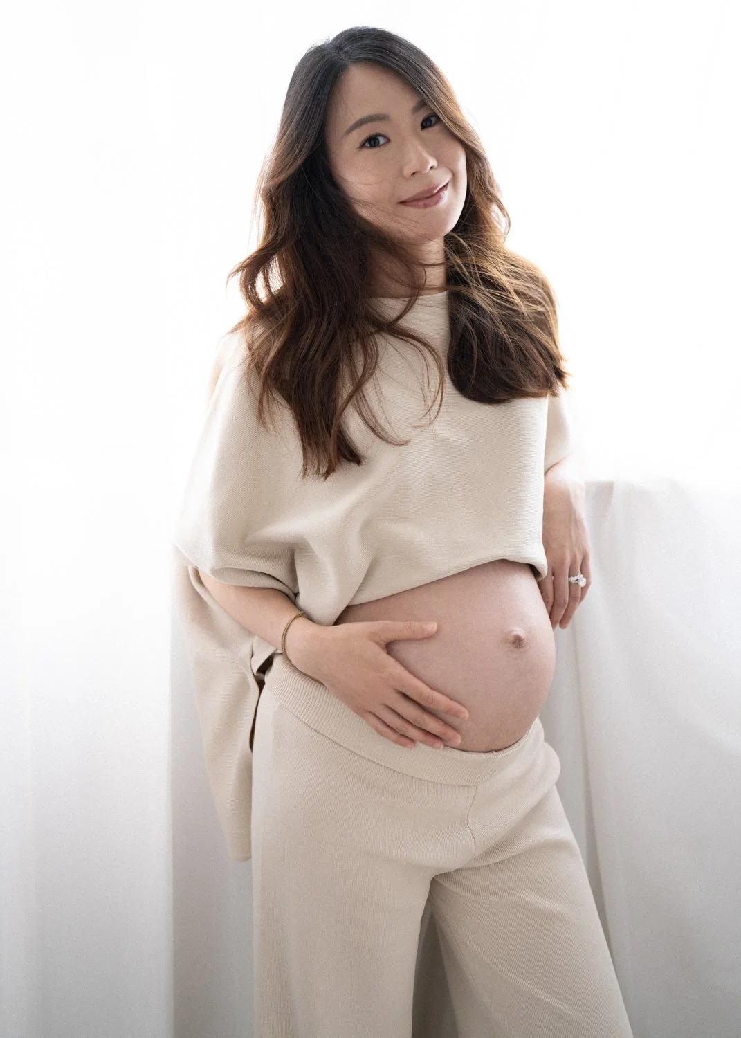 Timeless fashion editorial style maternity portrait photographed by Kay Lai Studio in Hong Kong, capturing elegant and sophisticated motherhood mother-to-be moments. 香港Kay Lai Studio時尚風格孕婦寫真，簡約高級耐看。