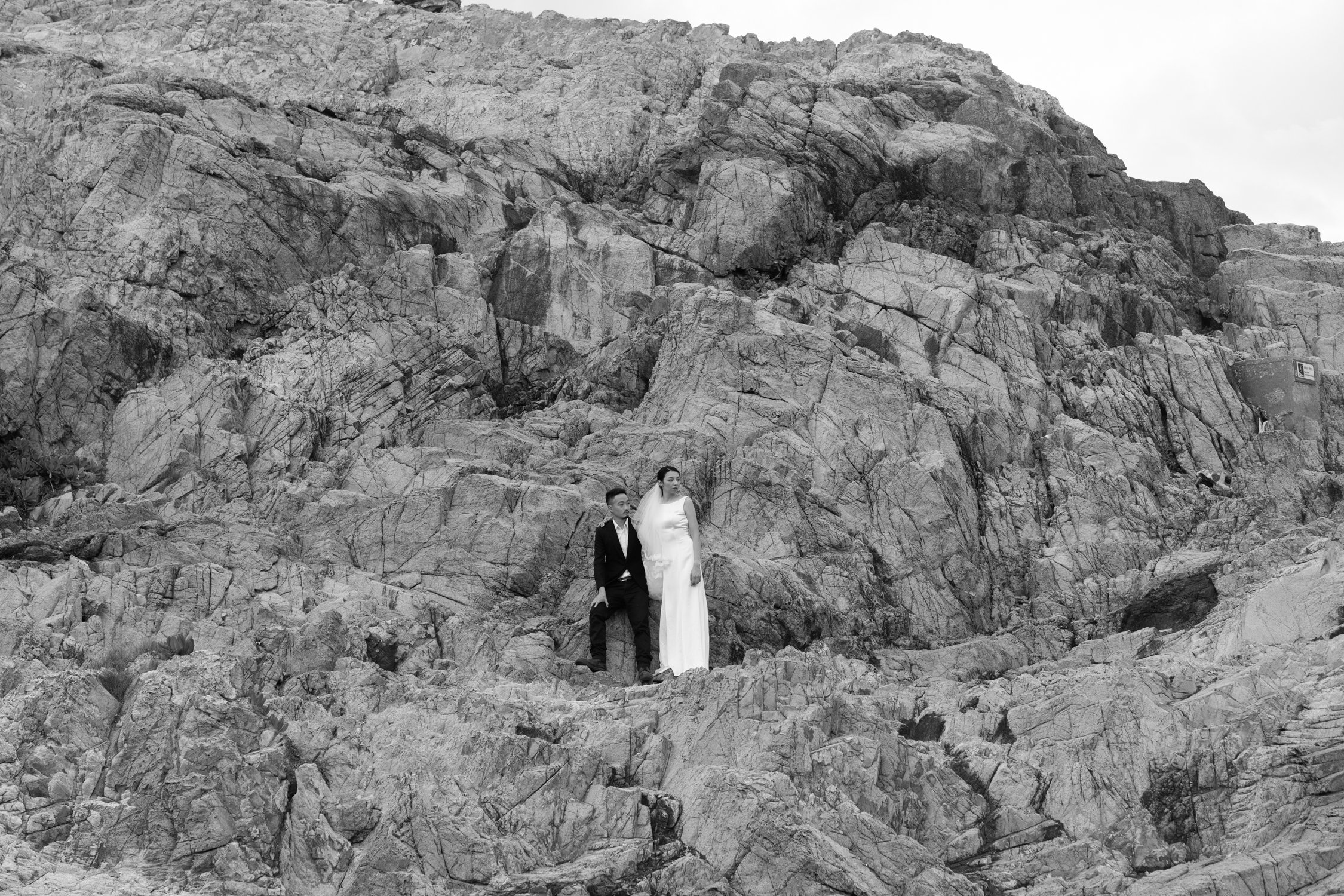 Timeless fashion editorial style pre-wedding photography photographed by Kay Lai Studio in Hong Kong. 香港Kay Lai Studio時尚風格婚紗攝影，簡約高級耐看。