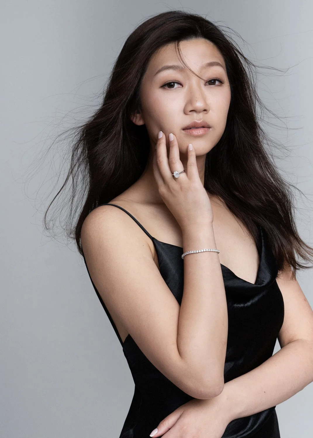 Timeless fashion editorial style pre-wedding photography photographed by Kay Lai Studio in Hong Kong. 香港Kay Lai Studio時尚風格婚紗攝影，簡約高級耐看。