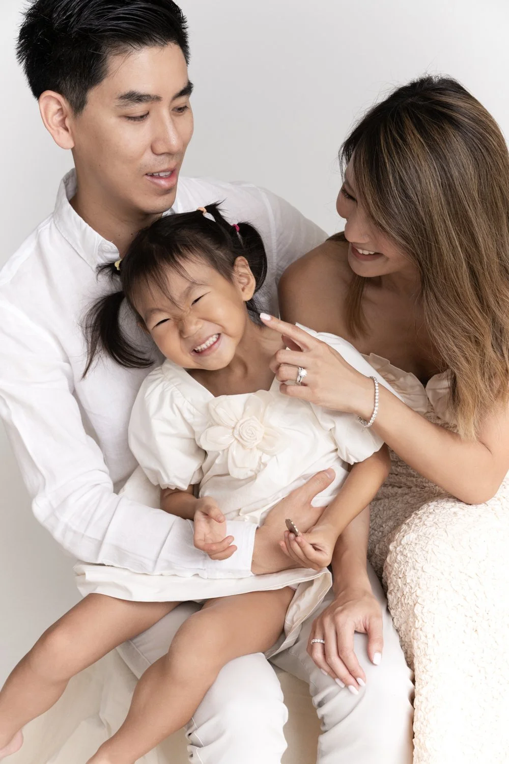 Timeless fashion editorial style family portrait photographed by Kay Lai Studio in Hong Kong. 香港Kay Lai Studio時尚風格家庭攝影。