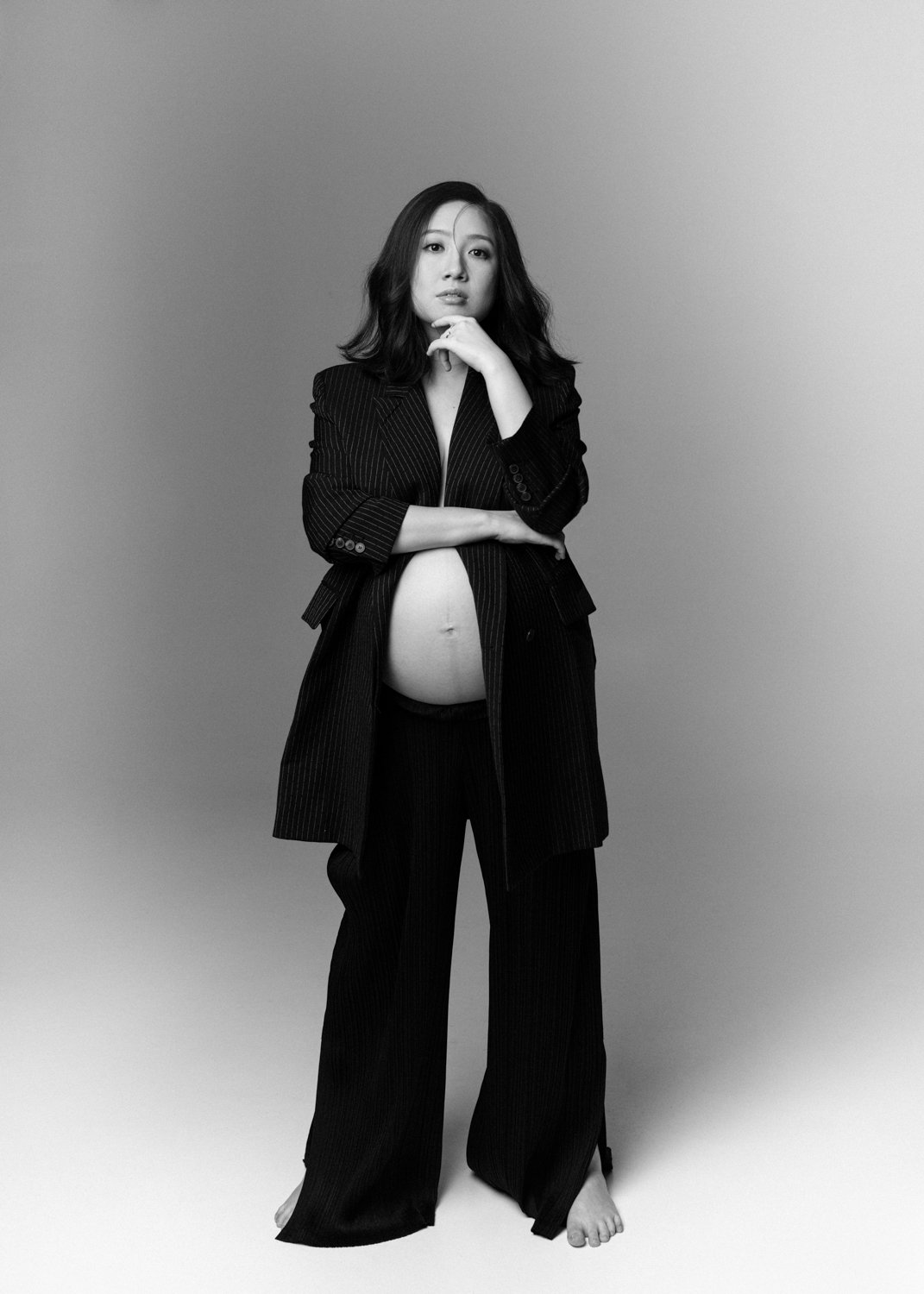 Timeless black and white fashion editorial style maternity portrait photographed by Kay Lai Studio in Hong Kong, capturing elegant and sophisticated motherhood mother-to-be moments. 香港Kay Lai Studio時尚風格孕婦寫真，簡約高級耐看。