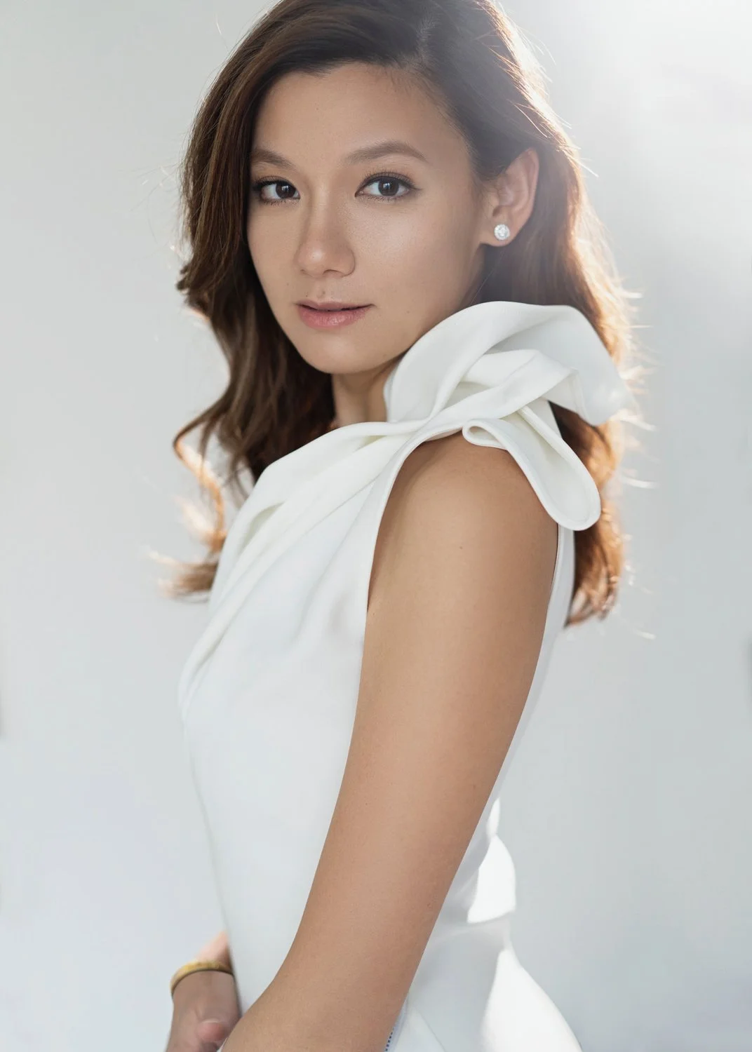 Timeless fashion editorial style pre-wedding photography photographed by Kay Lai Studio in Hong Kong. 香港Kay Lai Studio時尚風格婚紗攝影，簡約高級耐看。