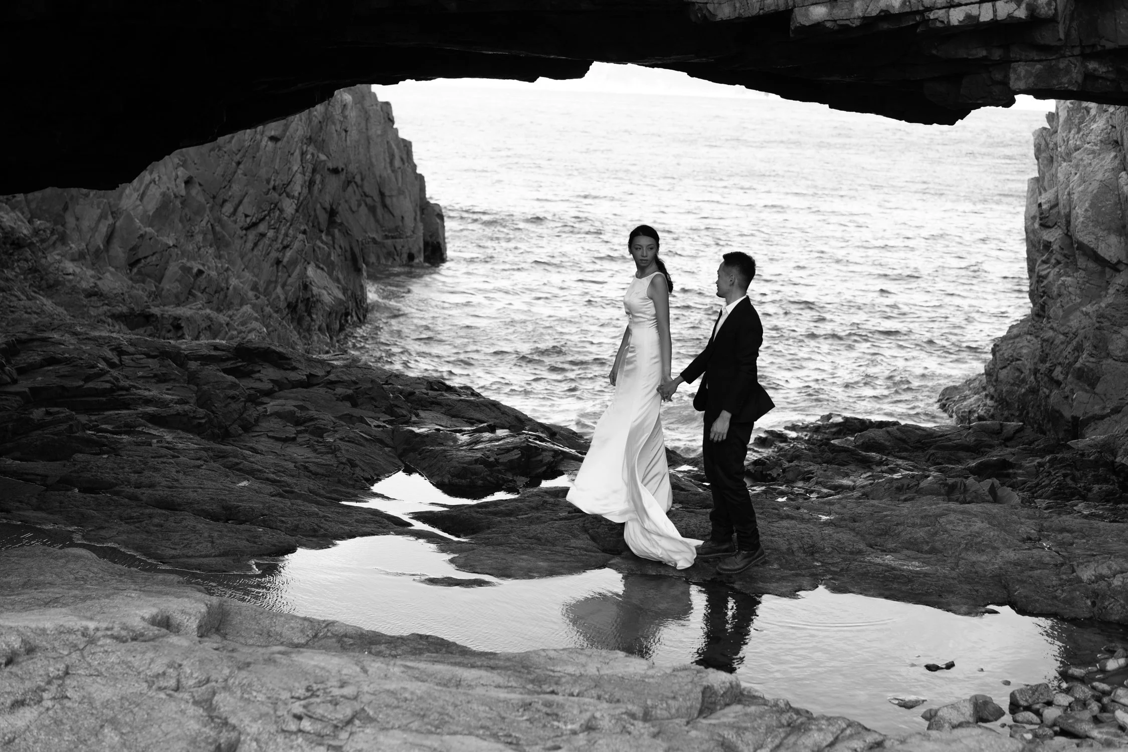 Timeless fashion editorial style pre-wedding photography photographed by Kay Lai Studio in Hong Kong. 香港Kay Lai Studio時尚風格婚紗攝影，簡約高級耐看。