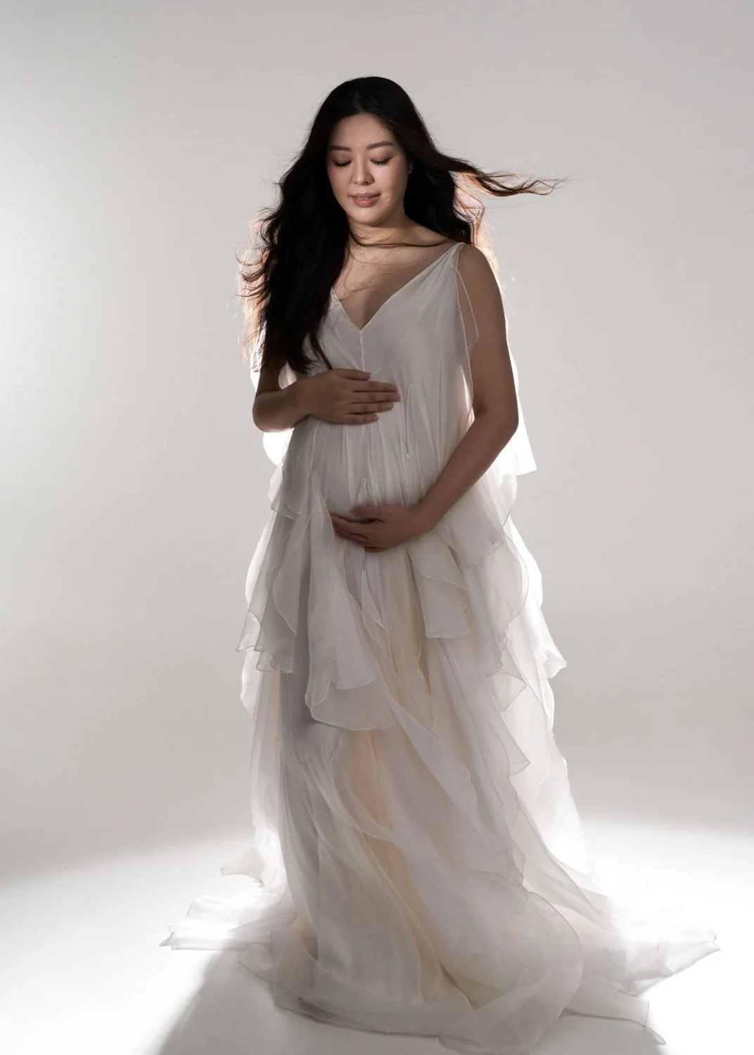 Timeless fashion editorial style maternity portrait photographed by Kay Lai Studio in Hong Kong, capturing elegant and sophisticated motherhood mother-to-be moments. 香港Kay Lai Studio時尚風格孕婦寫真，簡約高級耐看。