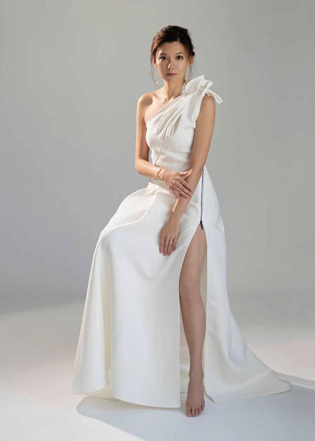 Timeless fashion editorial style pre-wedding photography photographed by Kay Lai Studio in Hong Kong. 香港Kay Lai Studio時尚風格婚紗攝影，簡約高級耐看。