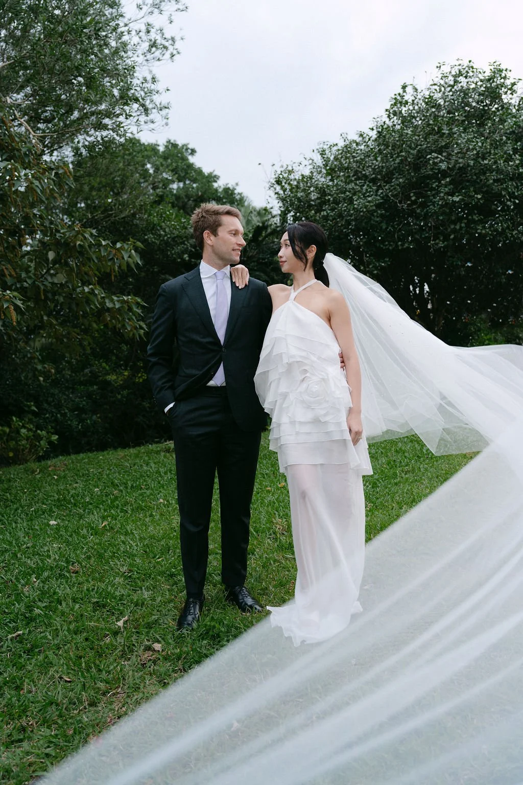 Timeless fashion editorial style wedding day photography photographed by Kay Lai Studio in Hong Kong. 香港Kay Lai Studio時尚風格婚禮攝影，簡約高級耐看。