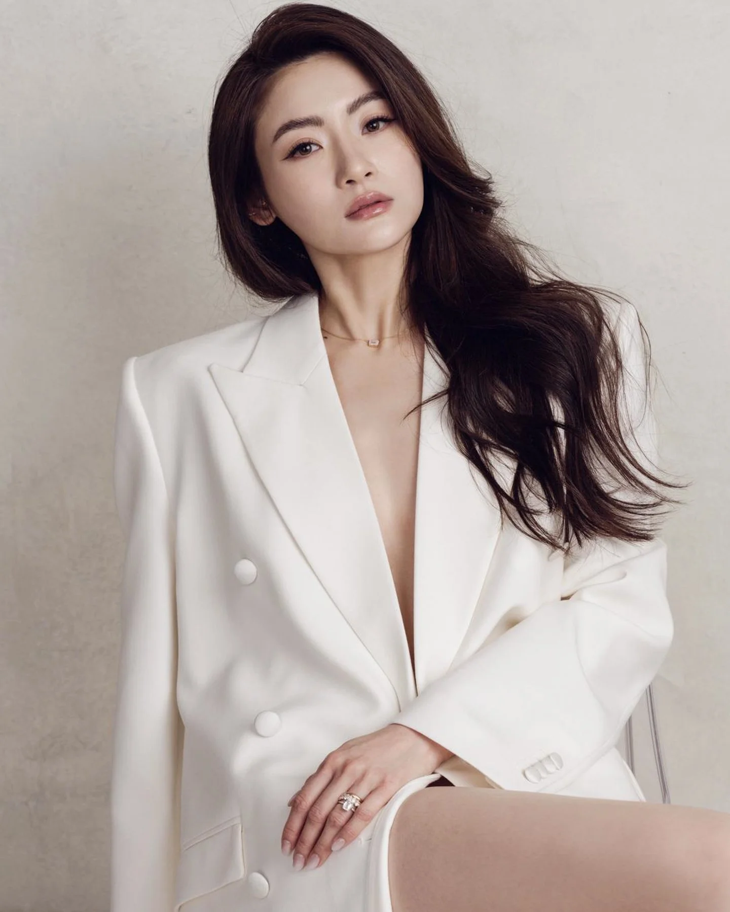 Timeless fashion editorial style portrait photographed by Kay Lai Studio in Hong Kong. 香港Kay Lai Studio時尚風格人像攝影。