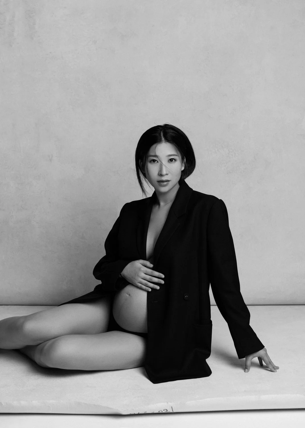 Timeless black and white fashion editorial style maternity portrait photographed by Kay Lai Studio in Hong Kong, capturing elegant and sophisticated motherhood mother-to-be moments. 香港Kay Lai Studio時尚風格孕婦寫真，簡約高級耐看。