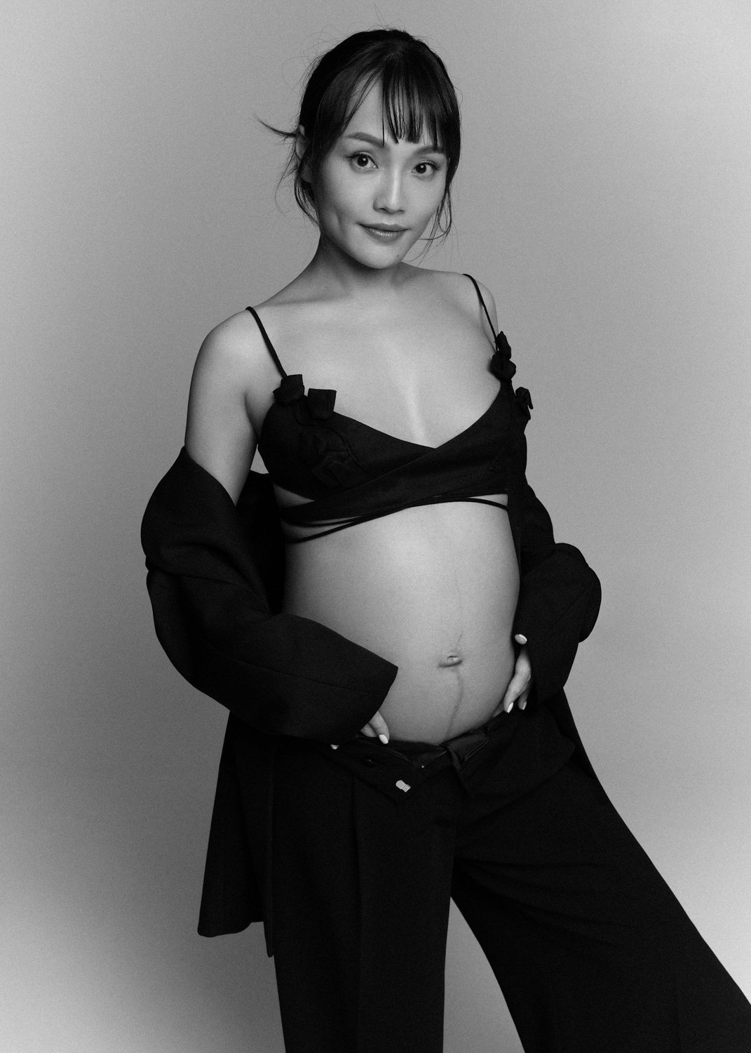 Timeless black and white fashion editorial style maternity portrait photographed by Kay Lai Studio in Hong Kong, capturing elegant and sophisticated motherhood mother-to-be moments. 香港Kay Lai Studio時尚風格孕婦寫真，簡約高級耐看。