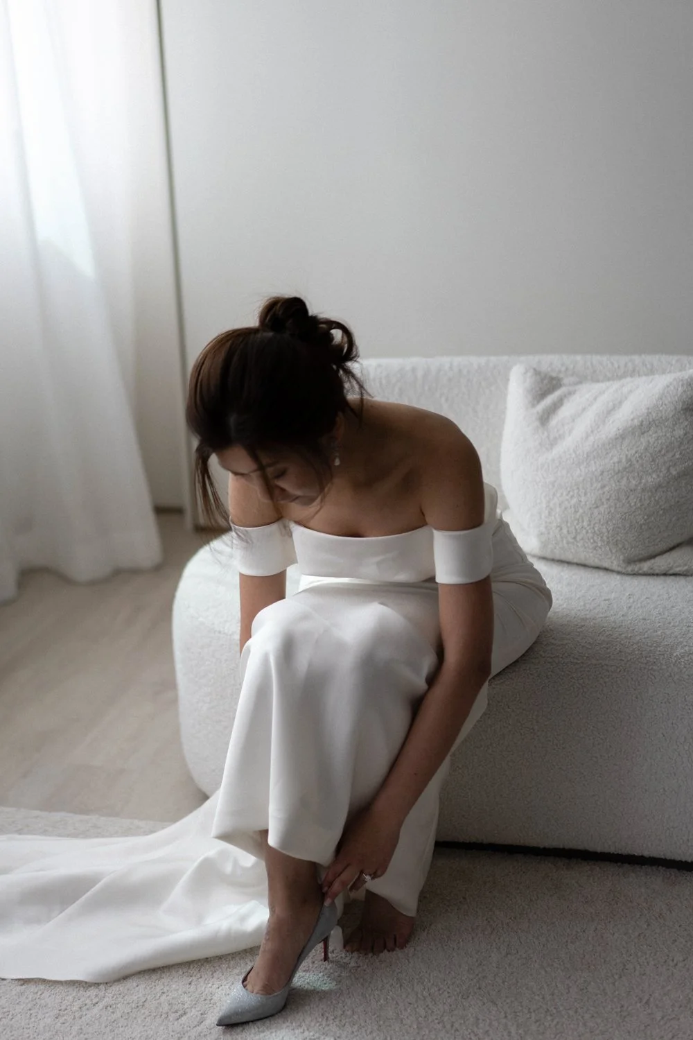 Timeless fashion editorial style pre-wedding photography photographed by Kay Lai Studio in Hong Kong. 香港Kay Lai Studio時尚風格婚紗攝影，簡約高級耐看。