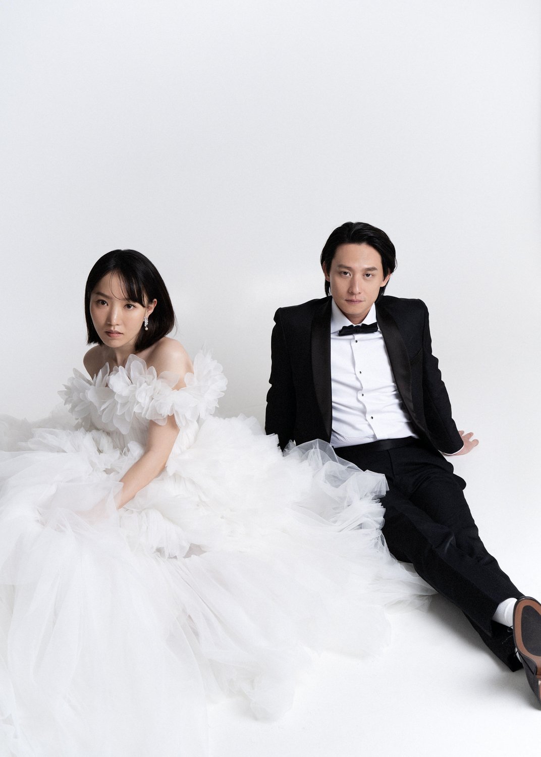 Timeless fashion editorial style pre-wedding photography photographed by Kay Lai Studio in Hong Kong. 香港Kay Lai Studio時尚風格婚紗攝影，簡約高級耐看。