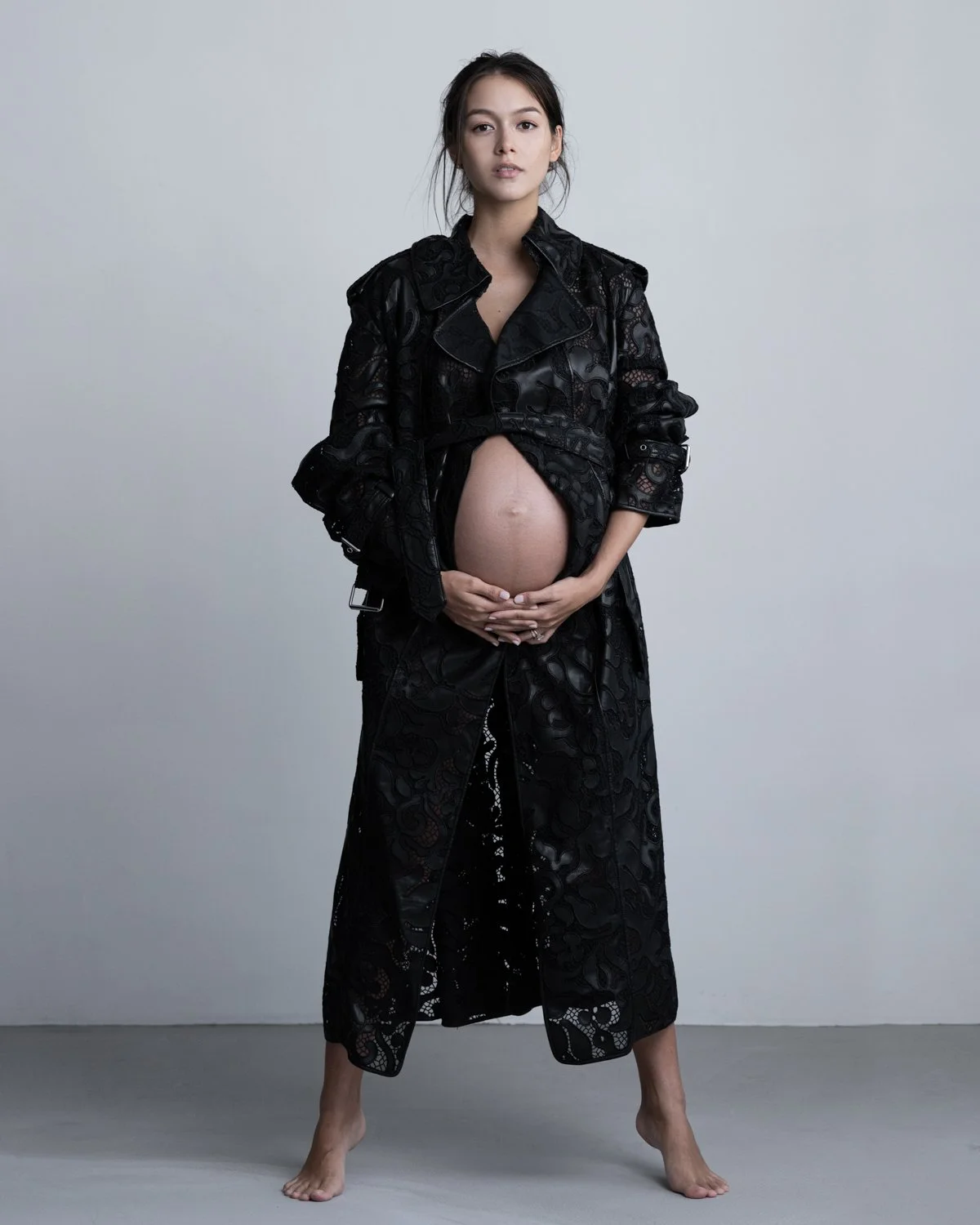 Timeless fashion editorial style maternity portrait photographed by Kay Lai Studio in Hong Kong, capturing elegant and sophisticated motherhood mother-to-be moments. 香港Kay Lai Studio時尚風格孕婦寫真，簡約高級耐看。