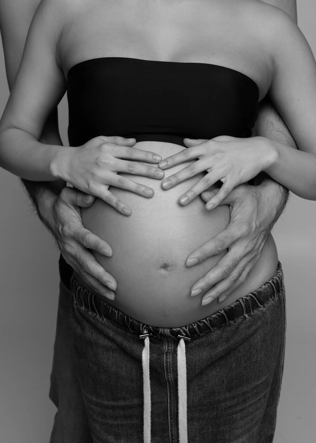 Timeless fashion editorial style maternity portrait photographed by Kay Lai Studio in Hong Kong, capturing elegant and sophisticated motherhood mother-to-be moments. 香港Kay Lai Studio時尚風格孕婦寫真，簡約高級耐看。