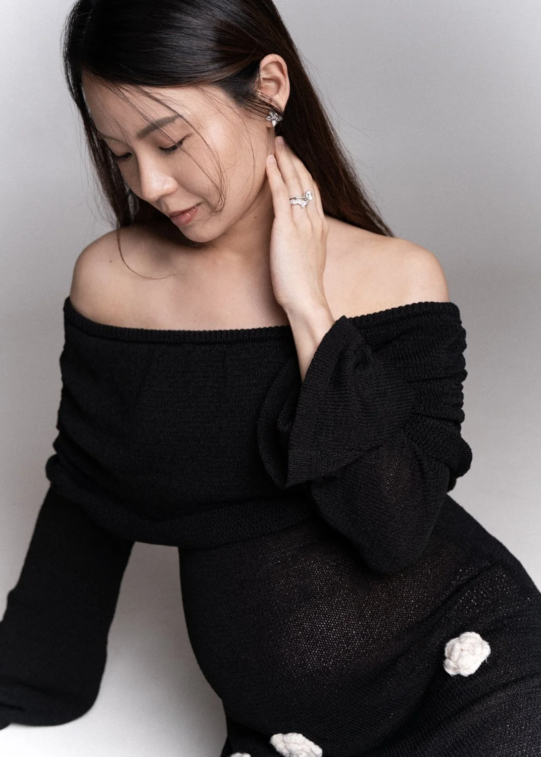 Timeless fashion editorial style maternity portrait photographed by Kay Lai Studio in Hong Kong, capturing elegant and sophisticated motherhood mother-to-be moments. 香港Kay Lai Studio時尚風格孕婦寫真，簡約高級耐看。