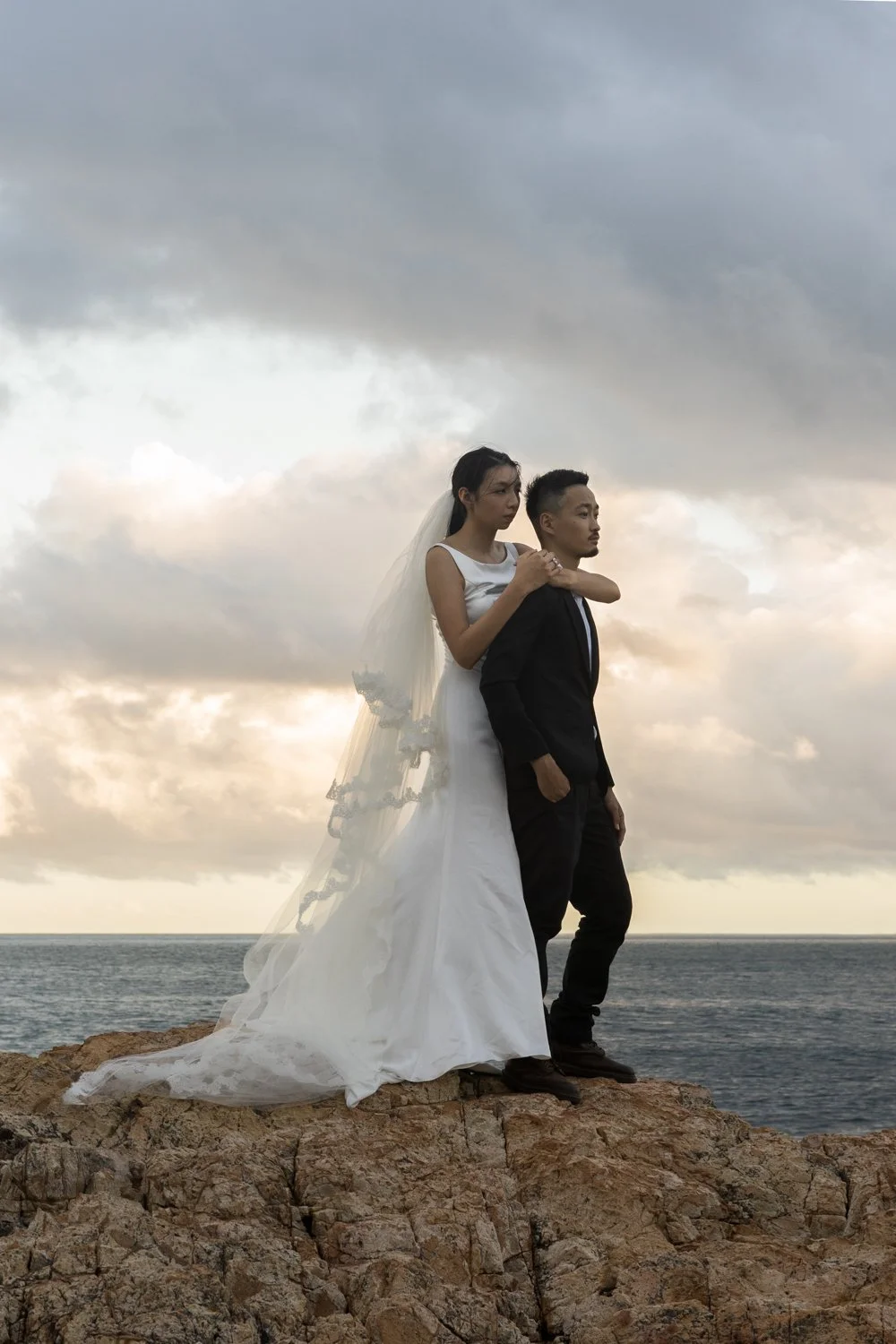 Timeless fashion editorial style pre-wedding photography photographed by Kay Lai Studio in Hong Kong. 香港Kay Lai Studio時尚風格婚紗攝影，簡約高級耐看。