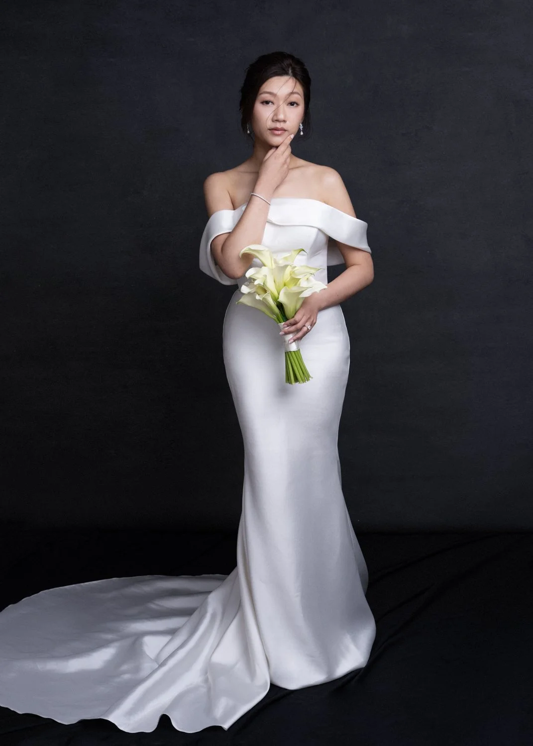 Timeless fashion editorial style pre-wedding photography photographed by Kay Lai Studio in Hong Kong. 香港Kay Lai Studio時尚風格婚紗攝影，簡約高級耐看。