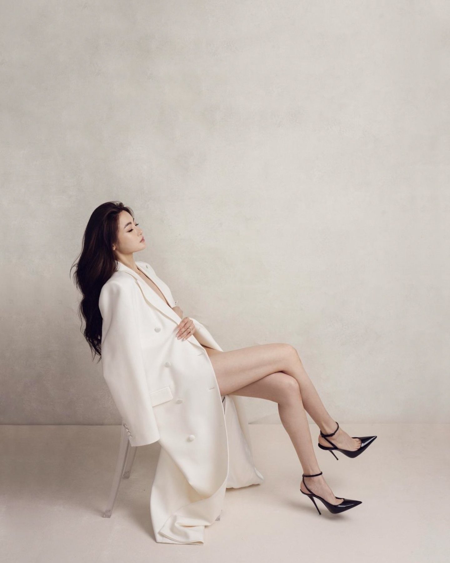 Timeless fashion editorial style portrait photographed by Kay Lai Studio in Hong Kong. 香港Kay Lai Studio時尚風格人像攝影。