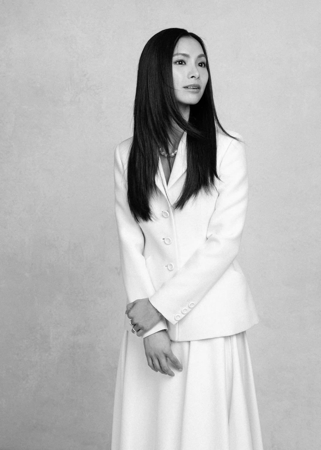 Timeless fashion editorial style pre-wedding photography photographed by Kay Lai Studio in Hong Kong. 香港Kay Lai Studio時尚風格婚紗攝影，簡約高級耐看。