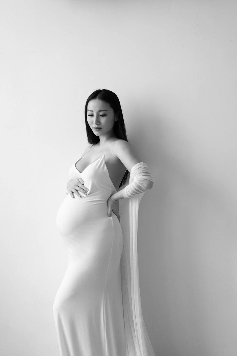 Timeless black and white fashion editorial style maternity portrait photographed by Kay Lai Studio in Hong Kong, capturing elegant and sophisticated motherhood mother-to-be moments. 香港Kay Lai Studio時尚風格孕婦寫真，簡約高級耐看。