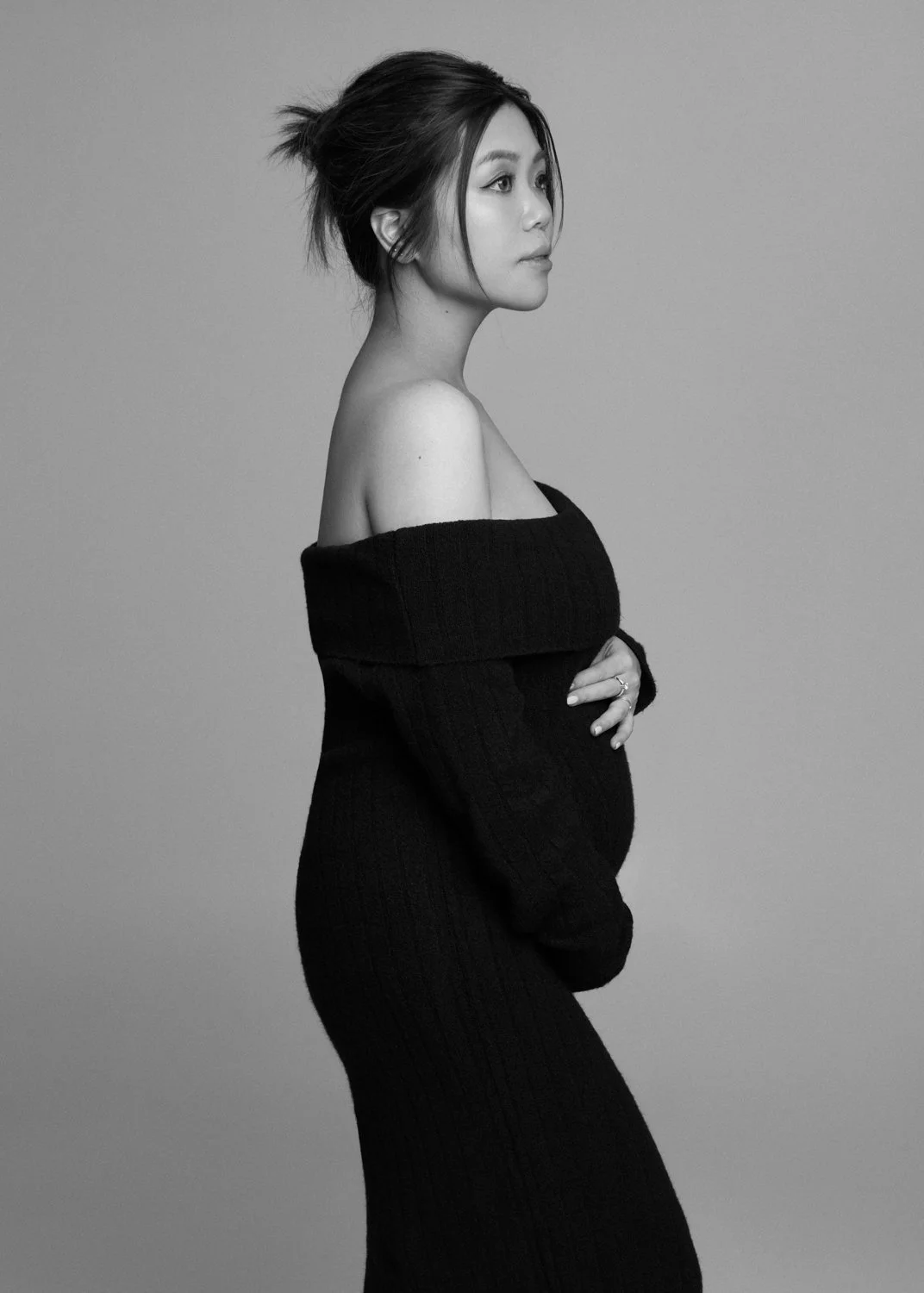 Timeless black and white fashion editorial style maternity portrait photographed by Kay Lai Studio in Hong Kong, capturing elegant and sophisticated motherhood mother-to-be moments. 香港Kay Lai Studio時尚風格孕婦寫真，簡約高級耐看。