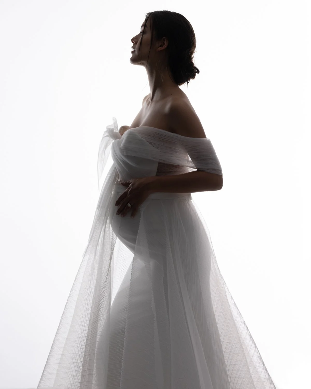 Timeless fashion editorial style maternity portrait photographed by Kay Lai Studio in Hong Kong, capturing elegant and sophisticated motherhood mother-to-be moments. 香港Kay Lai Studio時尚風格孕婦寫真，簡約高級耐看。