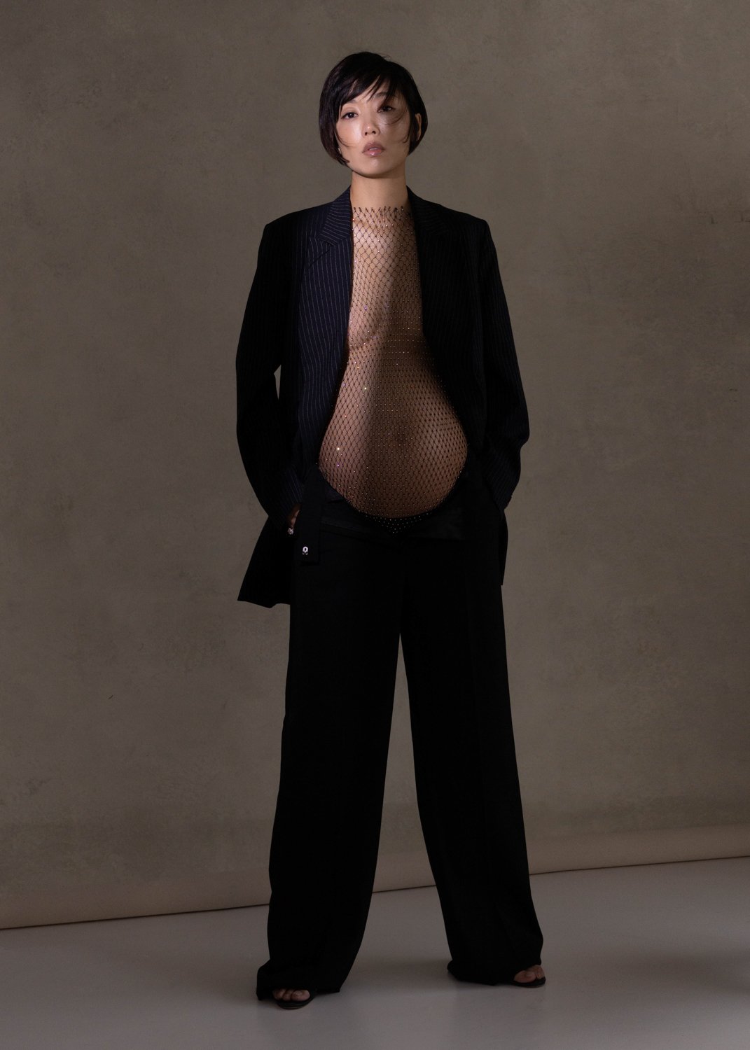 Timeless fashion editorial style maternity portrait photographed by Kay Lai Studio in Hong Kong, capturing elegant and sophisticated motherhood mother-to-be moments. 香港Kay Lai Studio時尚風格孕婦寫真，簡約高級耐看。