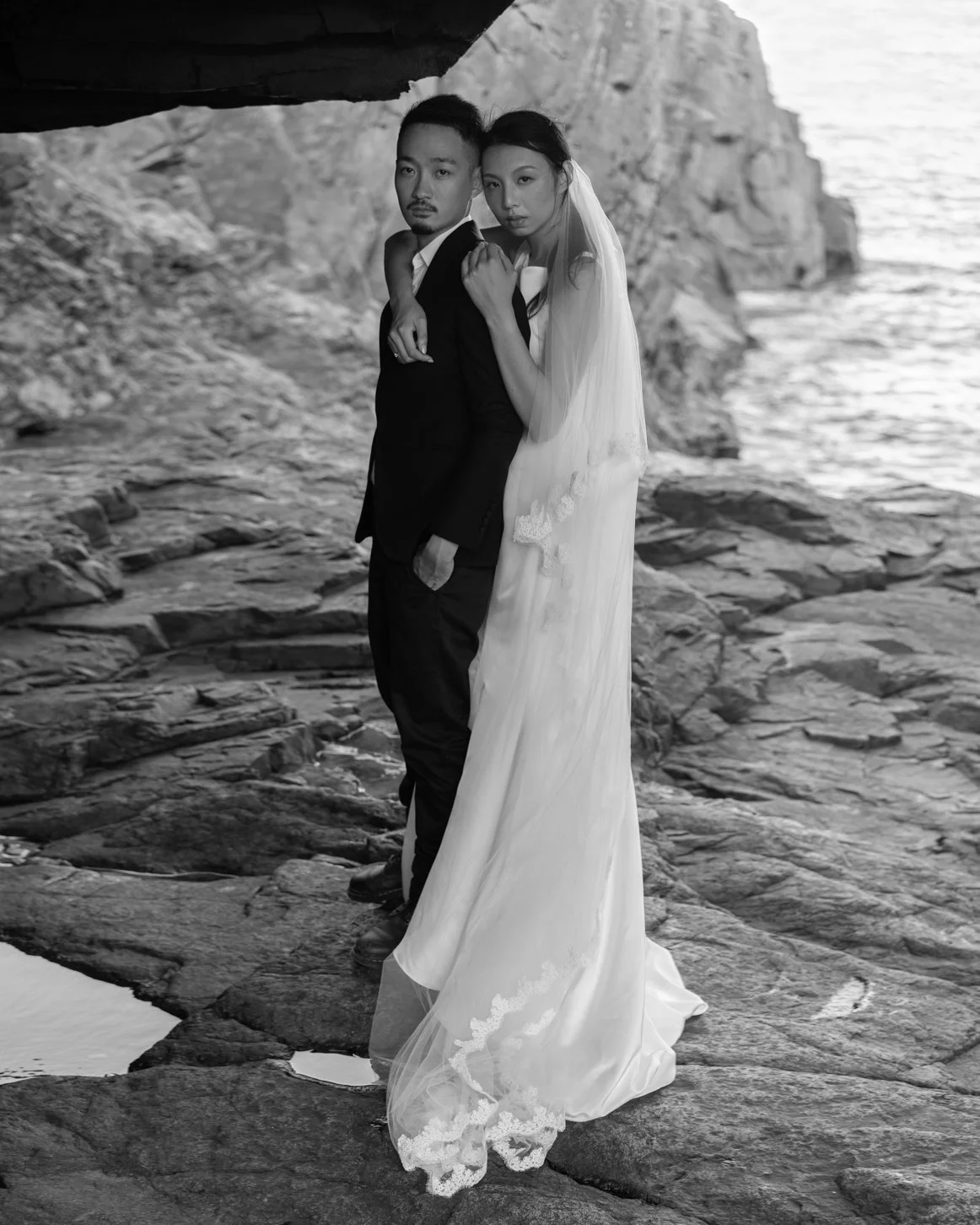 Timeless fashion editorial style pre-wedding photography photographed by Kay Lai Studio in Hong Kong. 香港Kay Lai Studio時尚風格婚紗攝影，簡約高級耐看。