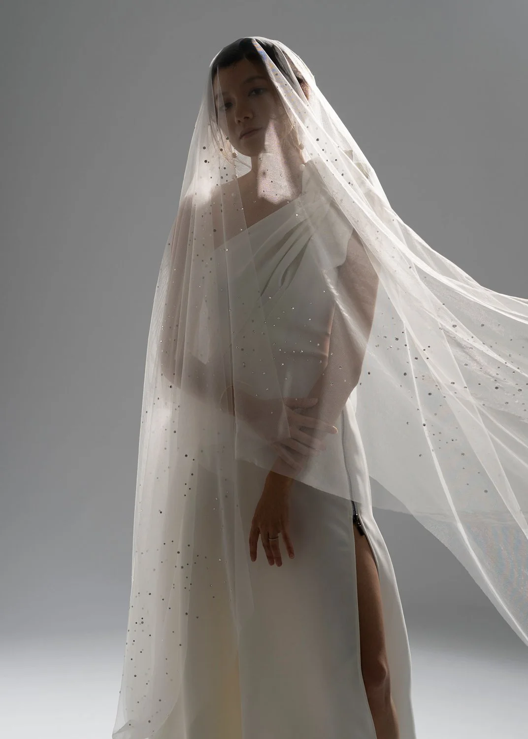 Timeless fashion editorial style pre-wedding photography photographed by Kay Lai Studio in Hong Kong. 香港Kay Lai Studio時尚風格婚紗攝影，簡約高級耐看。