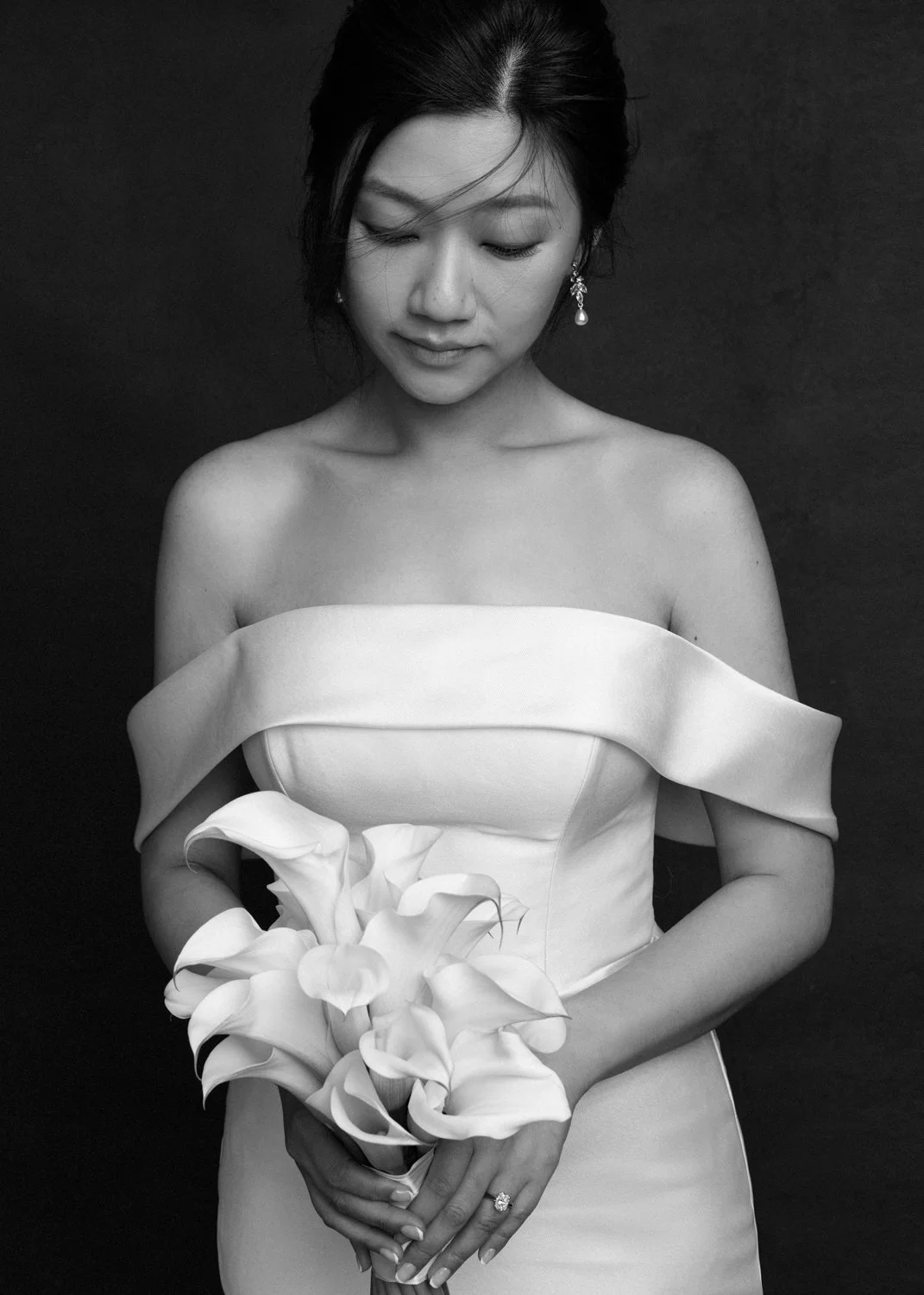 Timeless fashion editorial style pre-wedding photography photographed by Kay Lai Studio in Hong Kong. 香港Kay Lai Studio時尚風格婚紗攝影，簡約高級耐看。