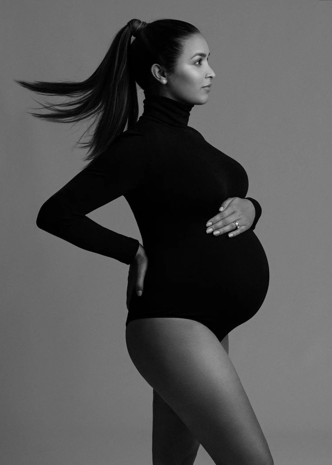 Timeless black and white fashion editorial style maternity portrait photographed by Kay Lai Studio in Hong Kong, capturing elegant and sophisticated motherhood mother-to-be moments. 香港Kay Lai Studio時尚風格孕婦寫真，簡約高級耐看。