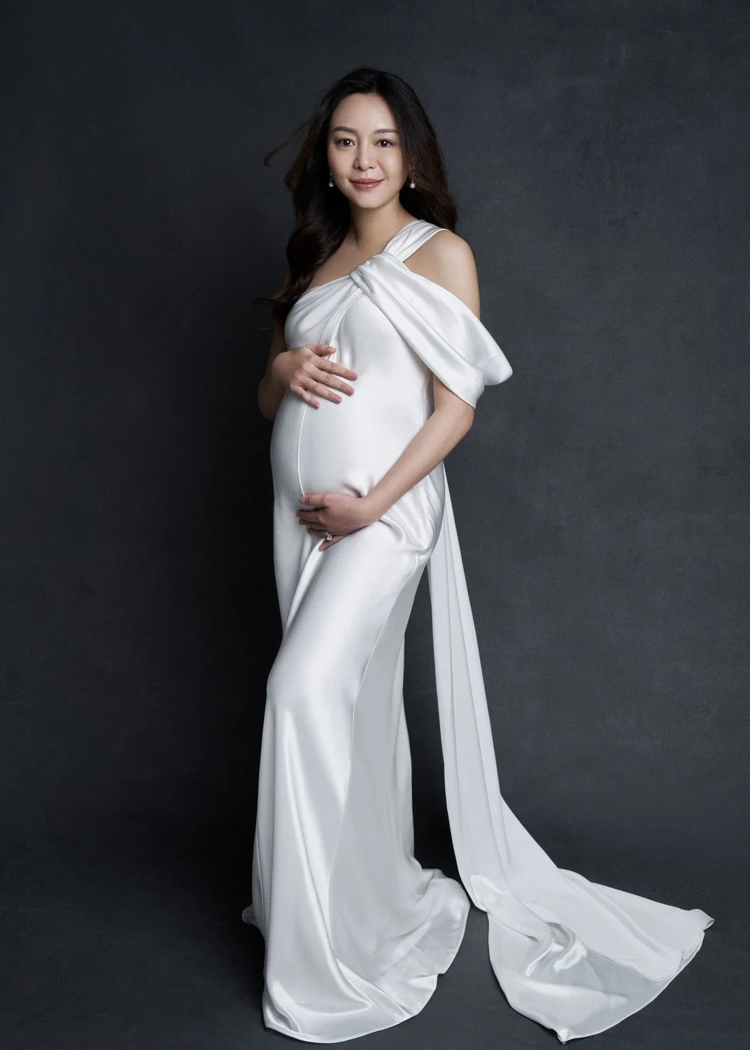 Timeless fashion editorial maternity portrait photographed by Kay Lai Studio in Hong Kong, capturing eTimeless fashion editorial style maternity portrait photographed by Kay Lai Studio in Hong Kong, capturing elegant and sophisticated motherhood moth