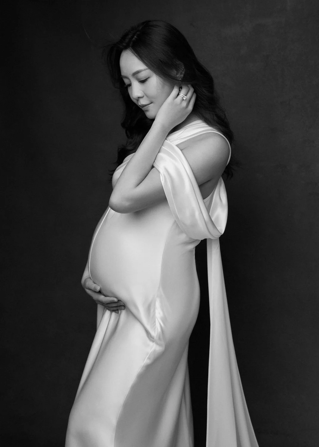 Black and white timeless fashion editorial style maternity portrait photographed by Kay Lai Studio in Hong Kong, capturing elegant and sophisticated motherhood mother-to-be moments. 香港Kay Lai Studio時尚風格孕婦寫真，簡約高級耐看。