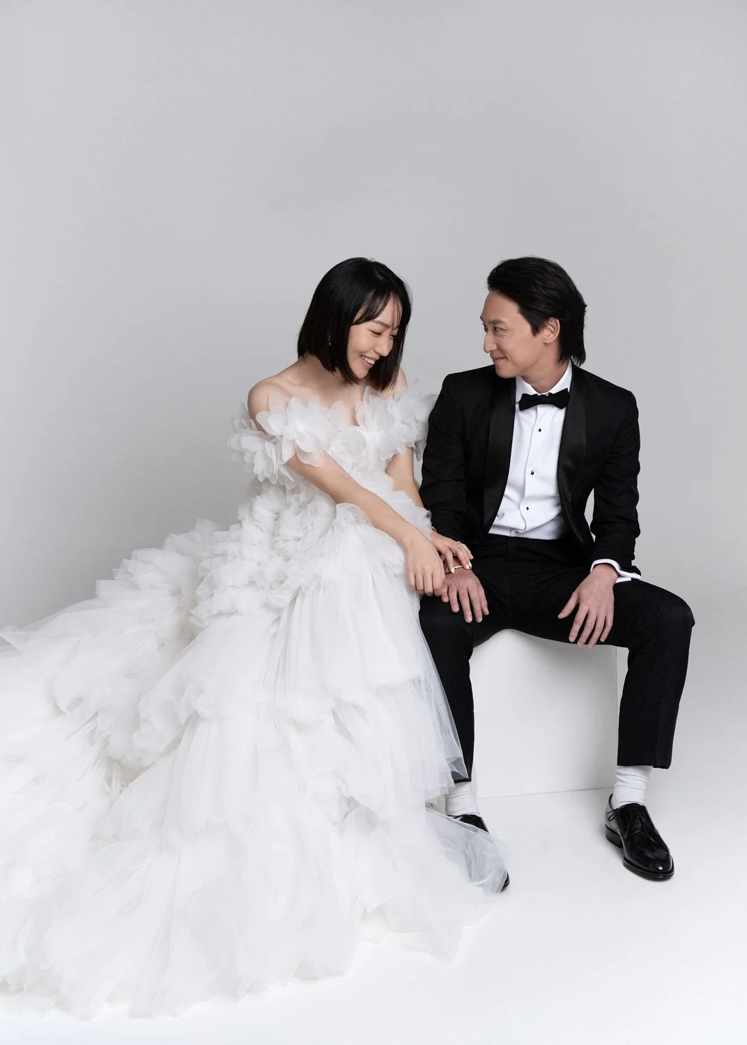 Timeless fashion editorial style pre-wedding photography photographed by Kay Lai Studio in Hong Kong. 香港Kay Lai Studio時尚風格婚紗攝影，簡約高級耐看。