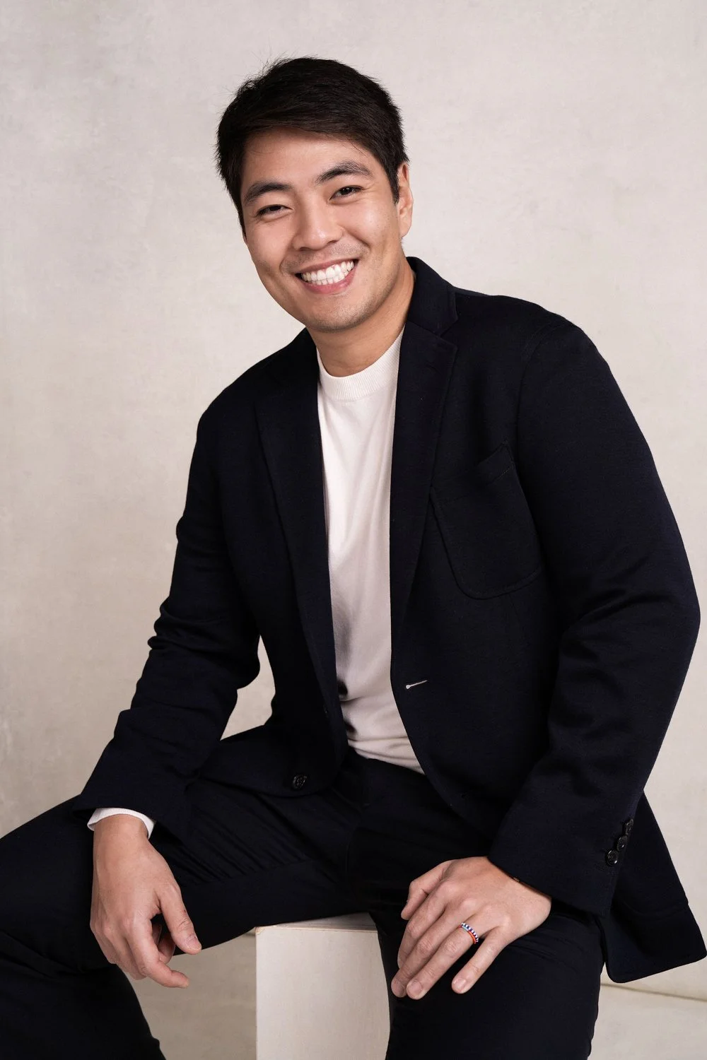 Timeless fashion editorial style pre-wedding photography photographed by Kay Lai Studio in Hong Kong. 香港Kay Lai Studio時尚風格婚紗攝影，簡約高級耐看。