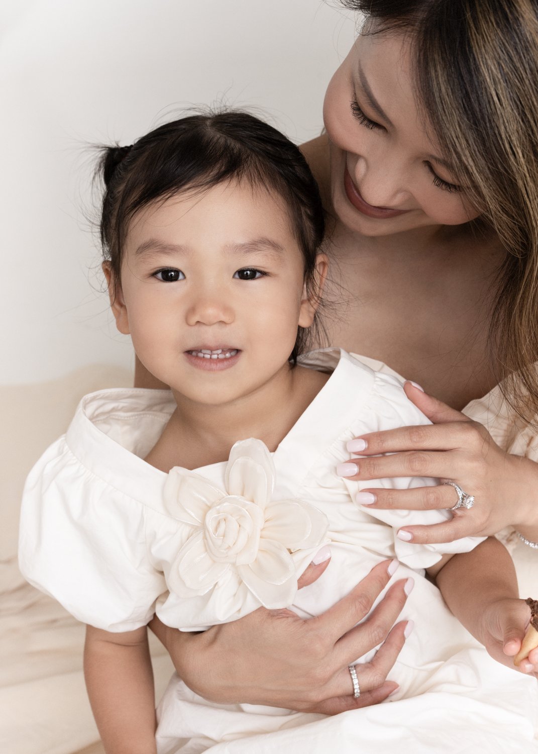 Timeless fashion editorial style family portrait photographed by Kay Lai Studio in Hong Kong. 香港Kay Lai Studio時尚風格家庭攝影。