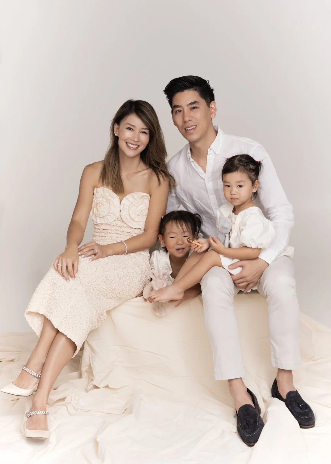 Timeless fashion editorial style family portrait photographed by Kay Lai Studio in Hong Kong. 香港Kay Lai Studio時尚風格家庭攝影。