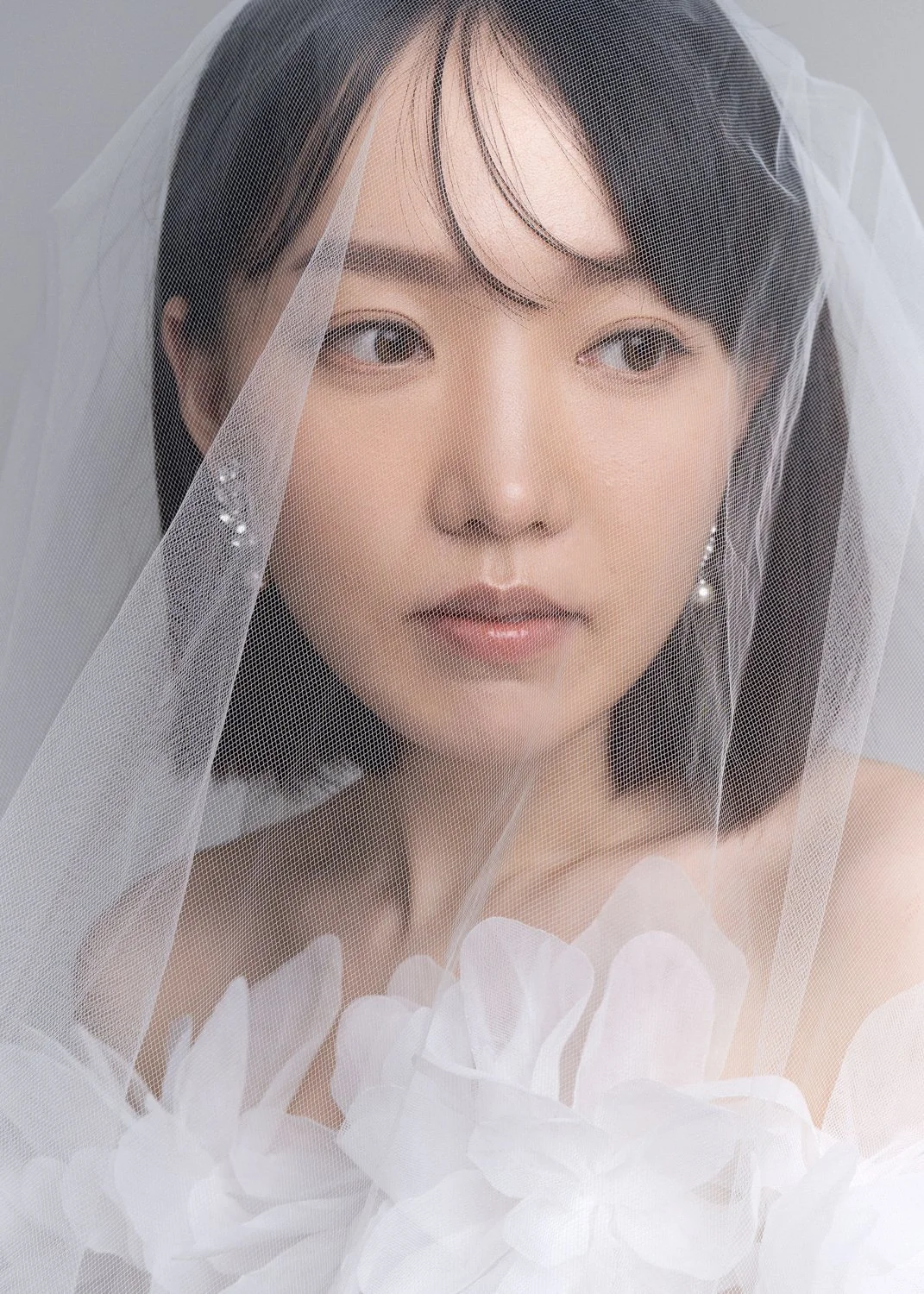 Timeless fashion editorial style pre-wedding photography photographed by Kay Lai Studio in Hong Kong. 香港Kay Lai Studio時尚風格婚紗攝影，簡約高級耐看。