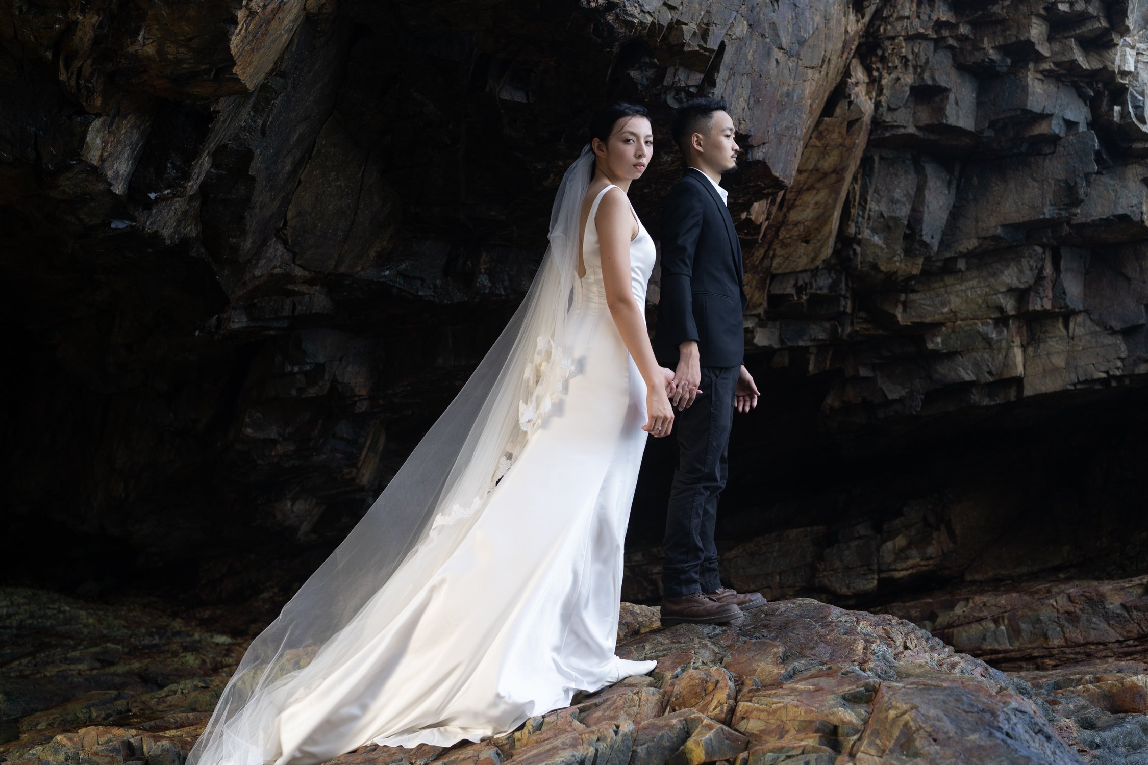 Timeless fashion editorial style pre-wedding photography photographed by Kay Lai Studio in Hong Kong. 香港Kay Lai Studio時尚風格婚紗攝影，簡約高級耐看。