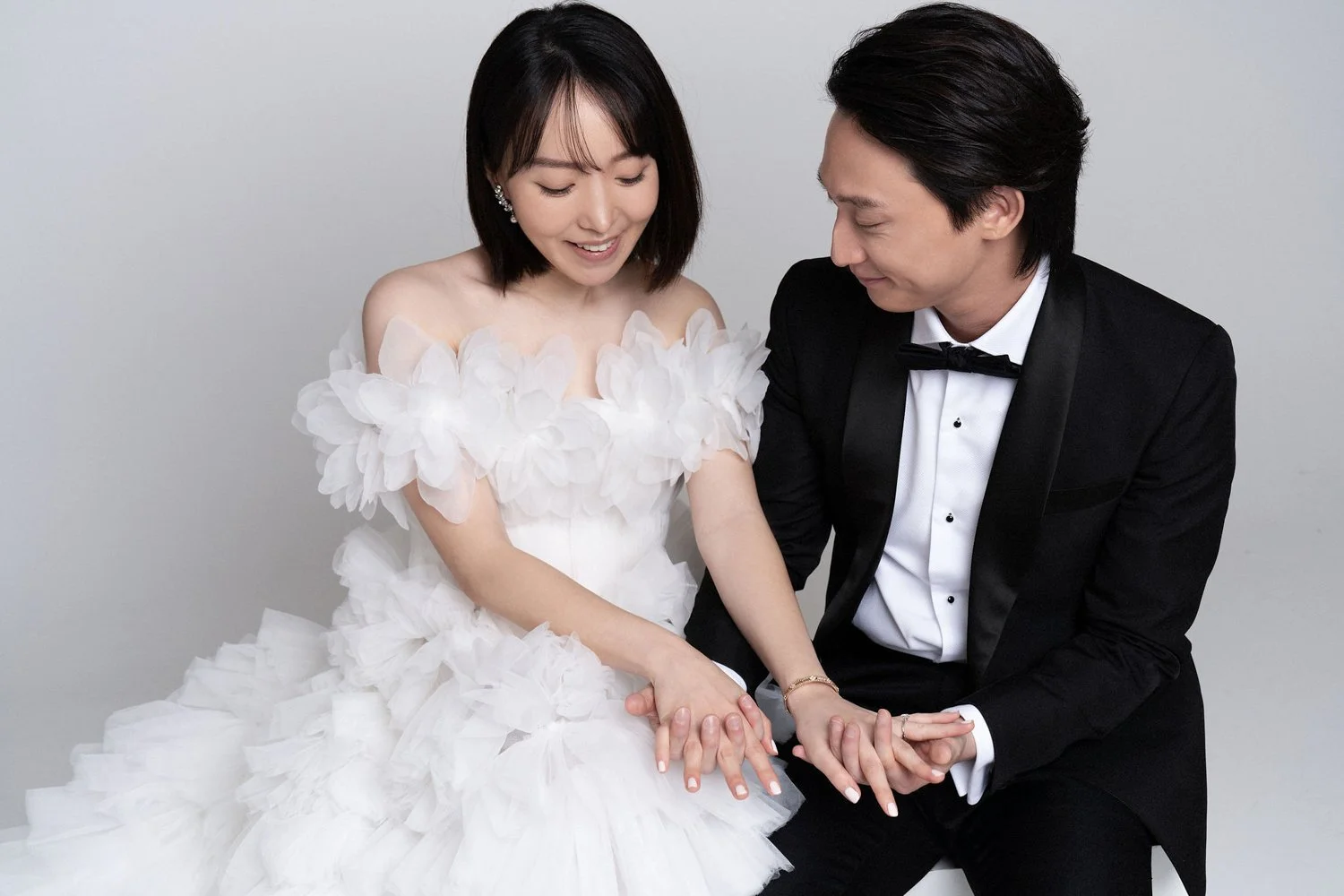 Timeless fashion editorial style pre-wedding photography photographed by Kay Lai Studio in Hong Kong. 香港Kay Lai Studio時尚風格婚紗攝影，簡約高級耐看。