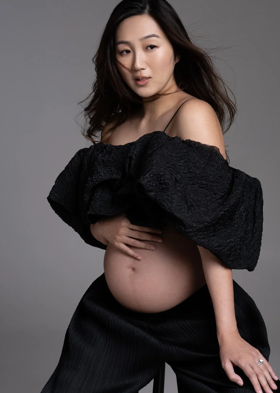Timeless fashion editorial style maternity portrait photographed by Kay Lai Studio in Hong Kong, capturing elegant and sophisticated motherhood mother-to-be moments. 香港Kay Lai Studio時尚風格孕婦寫真，簡約高級耐看。
