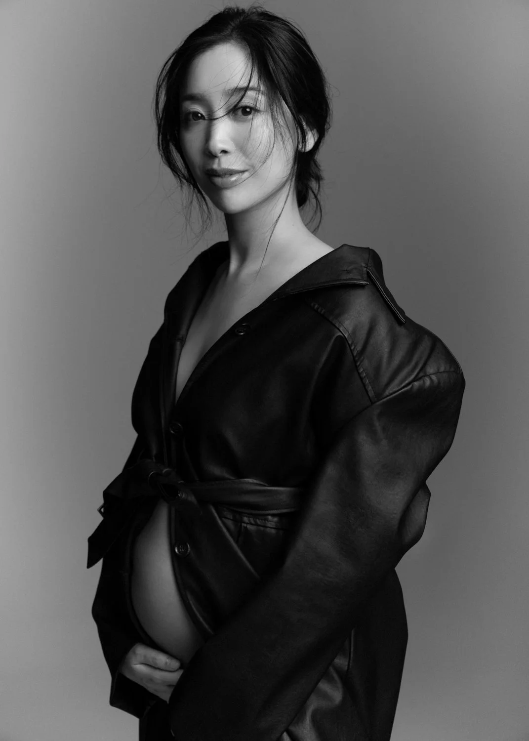 Timeless black and white fashion editorial style maternity portrait photographed by Kay Lai Studio in Hong Kong, capturing elegant and sophisticated motherhood mother-to-be moments. 香港Kay Lai Studio時尚風格孕婦寫真，簡約高級耐看。