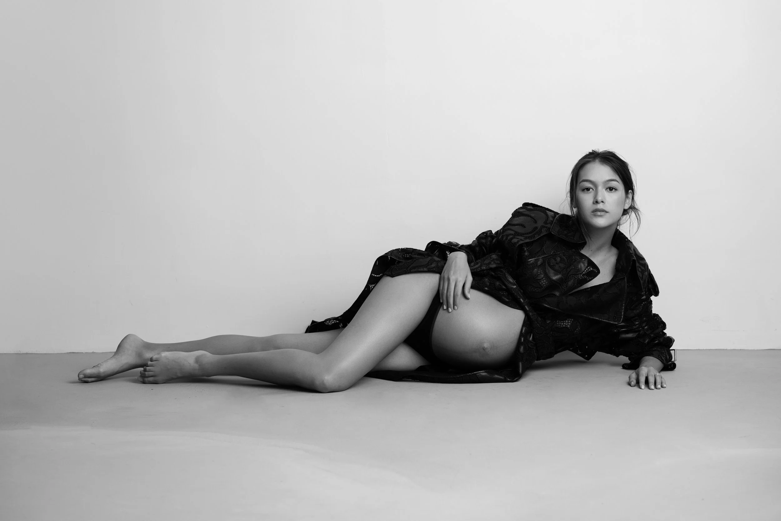 Timeless fashion editorial style maternity portrait photographed by Kay Lai Studio in Hong Kong, capturing elegant and sophisticated motherhood mother-to-be moments. 香港Kay Lai Studio時尚風格孕婦寫真，簡約高級耐看。