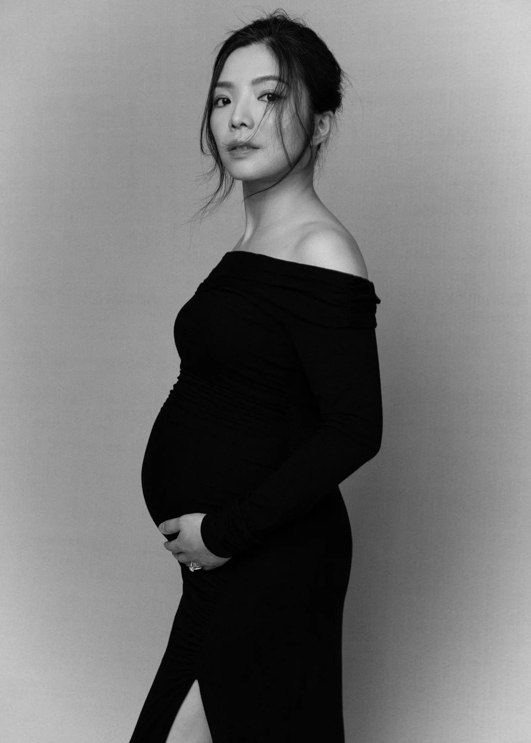 Timeless fashion editorial style maternity portrait photographed by Kay Lai Studio in Hong Kong, capturing elegant and sophisticated motherhood mother-to-be moments. 香港Kay Lai Studio時尚風格孕婦寫真，簡約高級耐看。