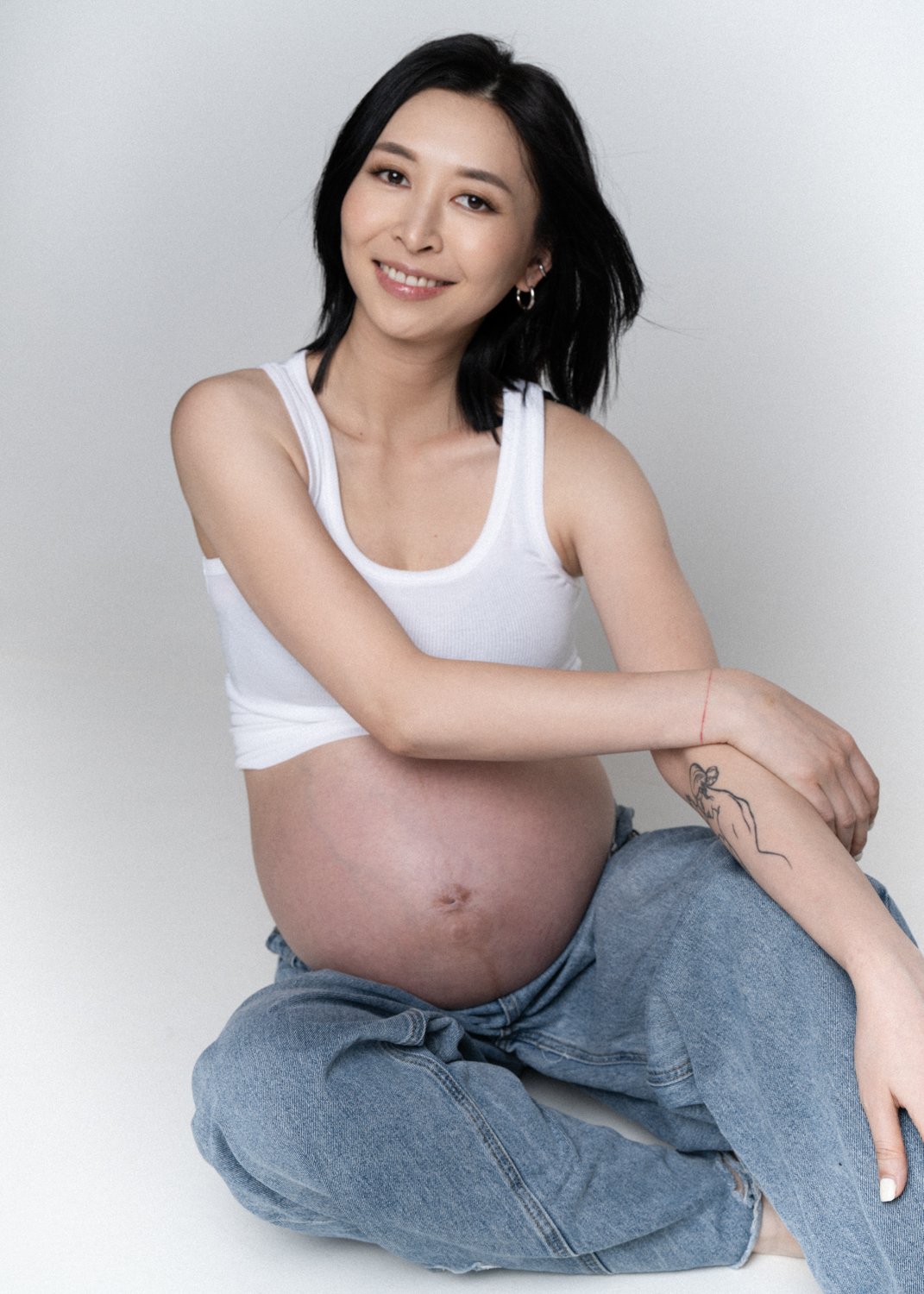 Timeless fashion editorial style maternity portrait photographed by Kay Lai Studio in Hong Kong, capturing elegant and sophisticated motherhood mother-to-be moments. 香港Kay Lai Studio時尚風格孕婦寫真，簡約高級耐看。