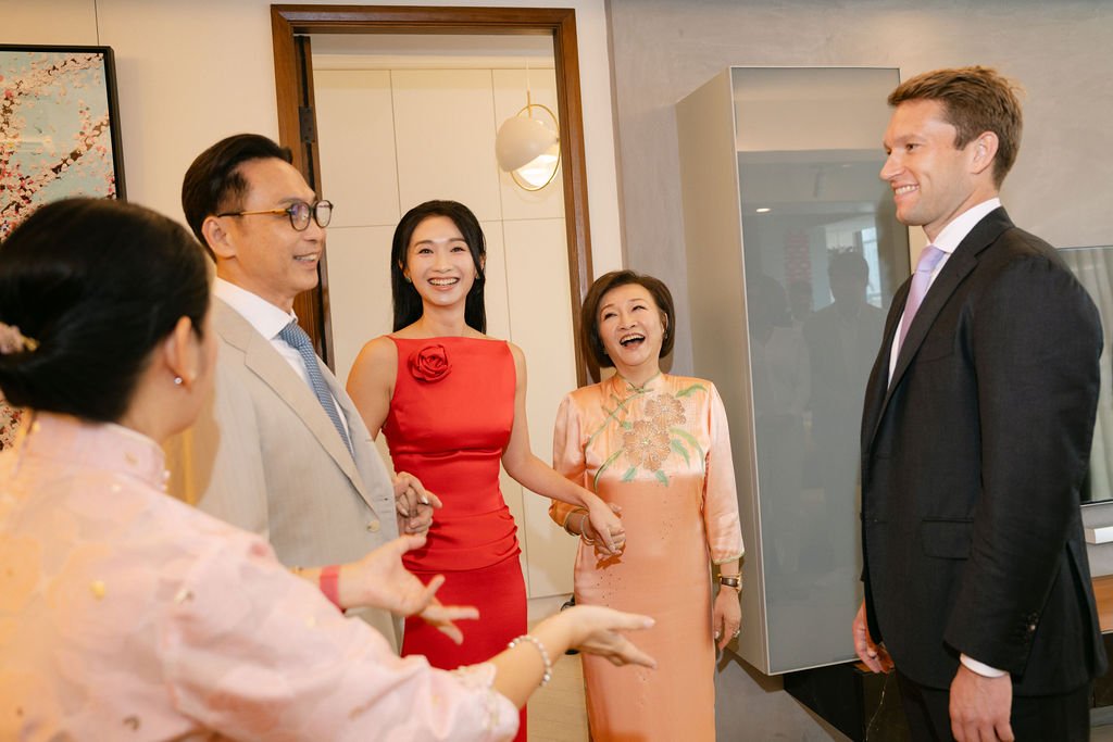 Timeless fashion editorial style wedding day photography photographed by Kay Lai Studio in Hong Kong. 香港Kay Lai Studio時尚風格婚禮攝影，簡約高級耐看。