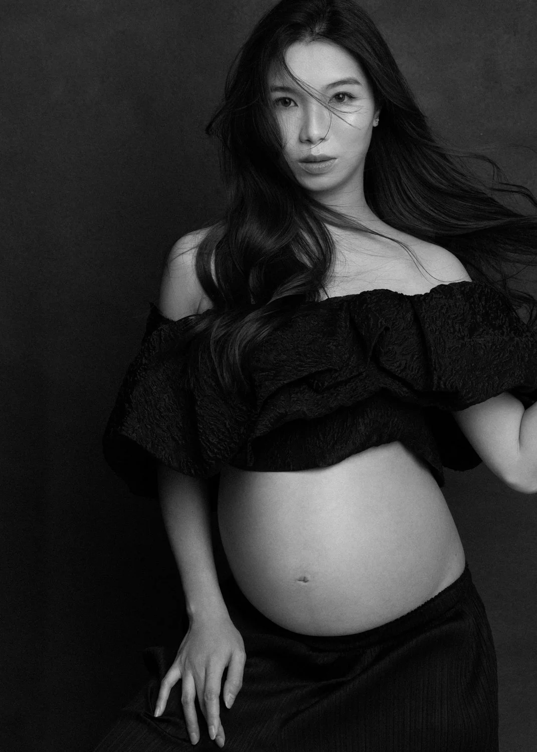 Timeless black and white fashion editorial style maternity portrait photographed by Kay Lai Studio in Hong Kong, capturing elegant and sophisticated motherhood mother-to-be moments. 香港Kay Lai Studio時尚風格孕婦寫真，簡約高級耐看。