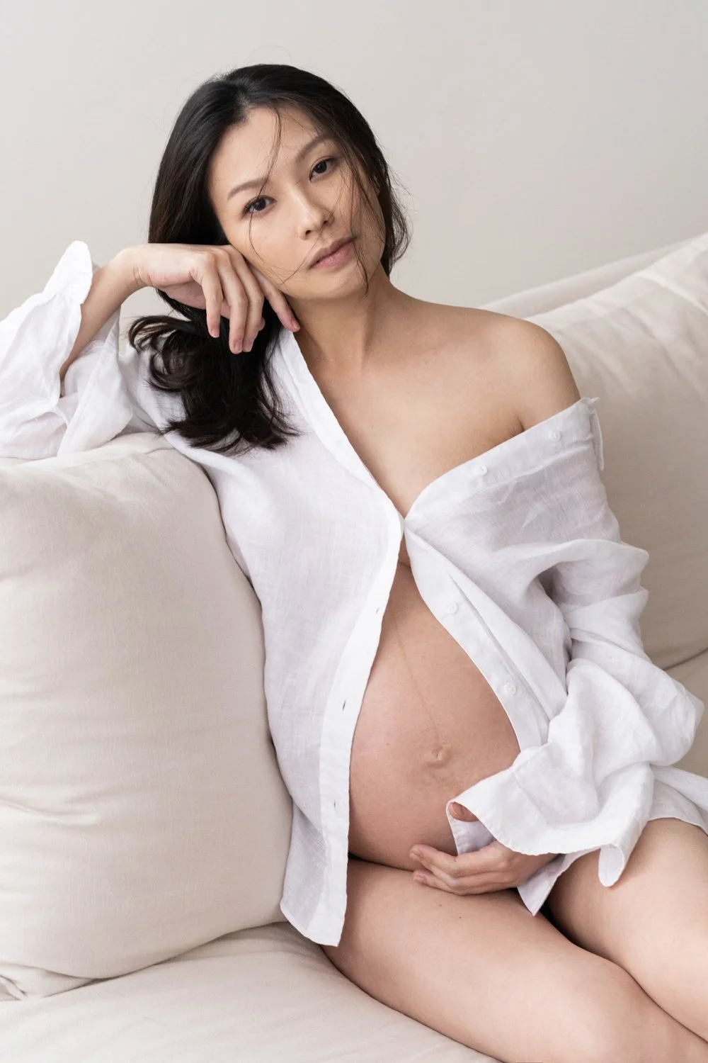 Timeless fashion editorial style maternity portrait photographed by Kay Lai Studio in Hong Kong, capturing elegant and sophisticated motherhood mother-to-be moments. 香港Kay Lai Studio時尚風格孕婦寫真，簡約高級耐看。